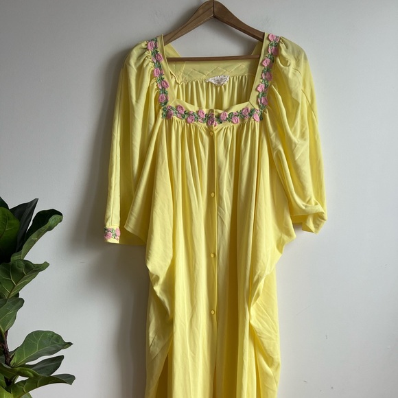 Vintage Linda Montréal Nylon Nightgown Yellow Flowers Embroidery One Size - Picture 4 of 15